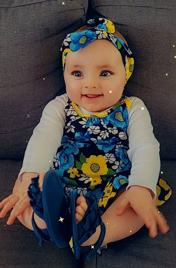 Zélie participe au concours pour gagner de l'argent avec cette photo : baby_carriage, baby_products, cap, cheek, child, doll, electric_blue, eye, eyewear, fashion_accessory, fun, happy, headpiece, headwear, joy, pattern, person, personal_protective_equipment, plastic, sitting