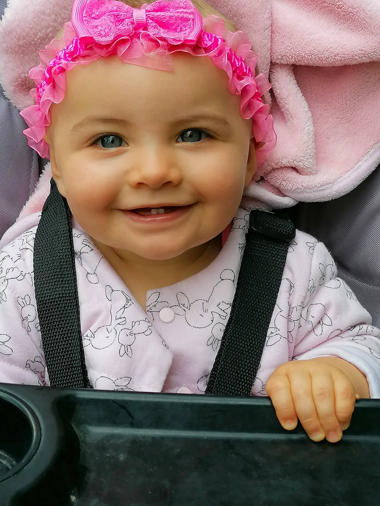 Iliana a rejoint le concours — aidez-le/la à gagner de superbes lots ! baby, bonnet, cheek, child, child_model, eye, eyebrow, face, facial_expression, forehead, hair_accessory, happy, head, headgear, headwear, joy, lip, nose, person, pink