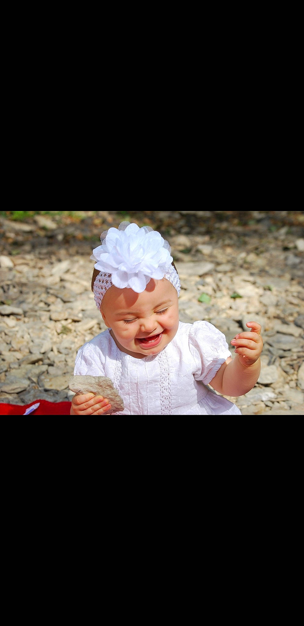 Iliana participe au concours pour gagner de l'argent avec cette photo : baby, child, fashion_accessory, finger, hair_accessory, hand, happy, head, headband, headgear, headpiece, headwear, joy, person, petal, photograph, photography, smile, toddler