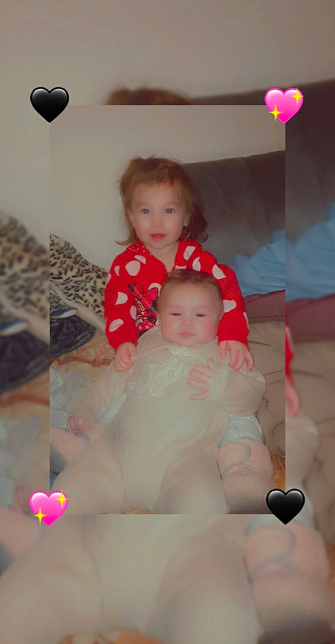 Stella participe au concours pour gagner de l'argent avec cette photo : baby, baby_toddler_clothing, balloon, beauty, child, design, event, facial_expression, fun, happy, pattern, person, pink, room, sitting, skin, smile, standing, textile, toddler