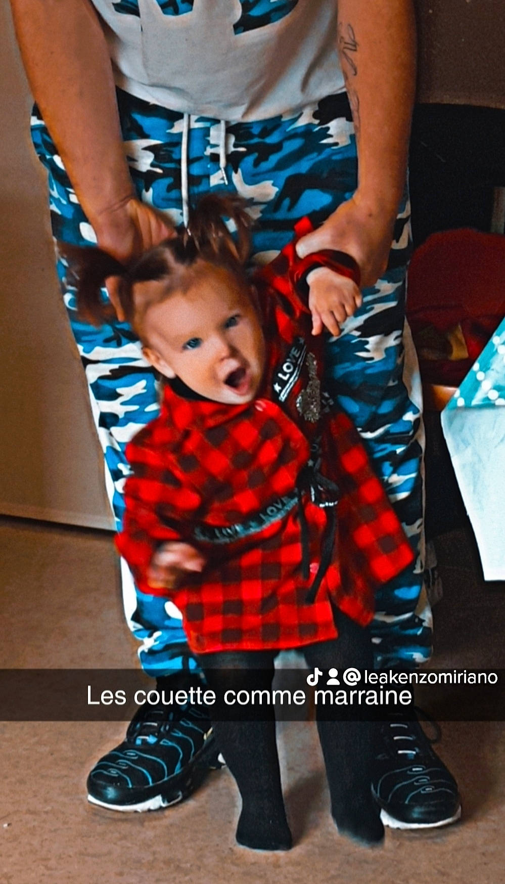 Stella a rejoint le concours — aidez-le/la à gagner de superbes lots ! baby, black, blue, boot, child, electric_blue, event, fashion, flash_photography, fun, happy, leisure, pattern, person, photo_caption, plaid, shoe, sitting, surprise, tartan