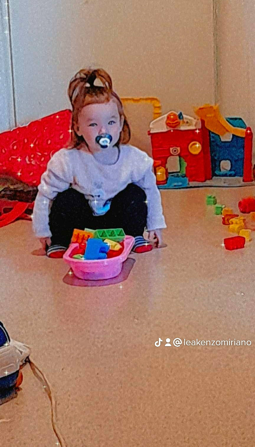 Stella participe au concours pour gagner de l'argent avec cette photo : baby_toys, child, costume, event, flooring, fun, happy, person, plastic, play, room, sharing, sitting, sweetness, toddler, toy