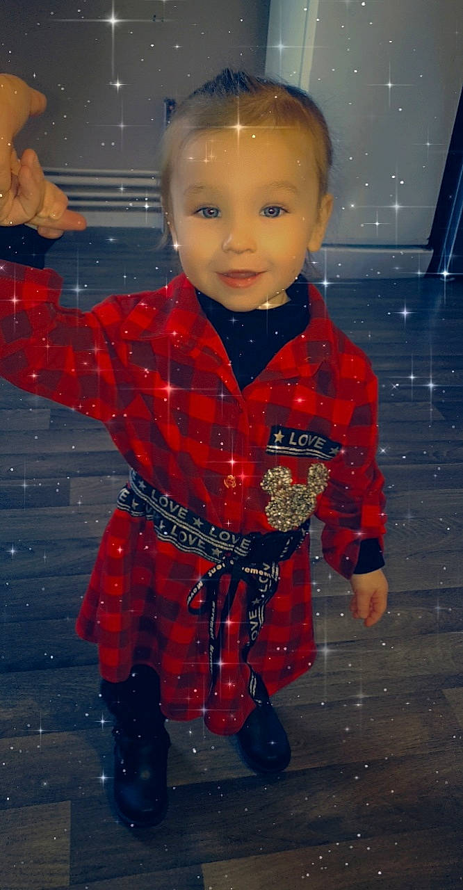 Stella a rejoint le concours — aidez-le/la à gagner de superbes lots ! baby_toddler_clothing, blond, cheek, child, cool, eye, fashion_design, flooring, fun, hair, hairstyle, happy, head, pattern, person, sleeve, smile, space, standing, toddler
