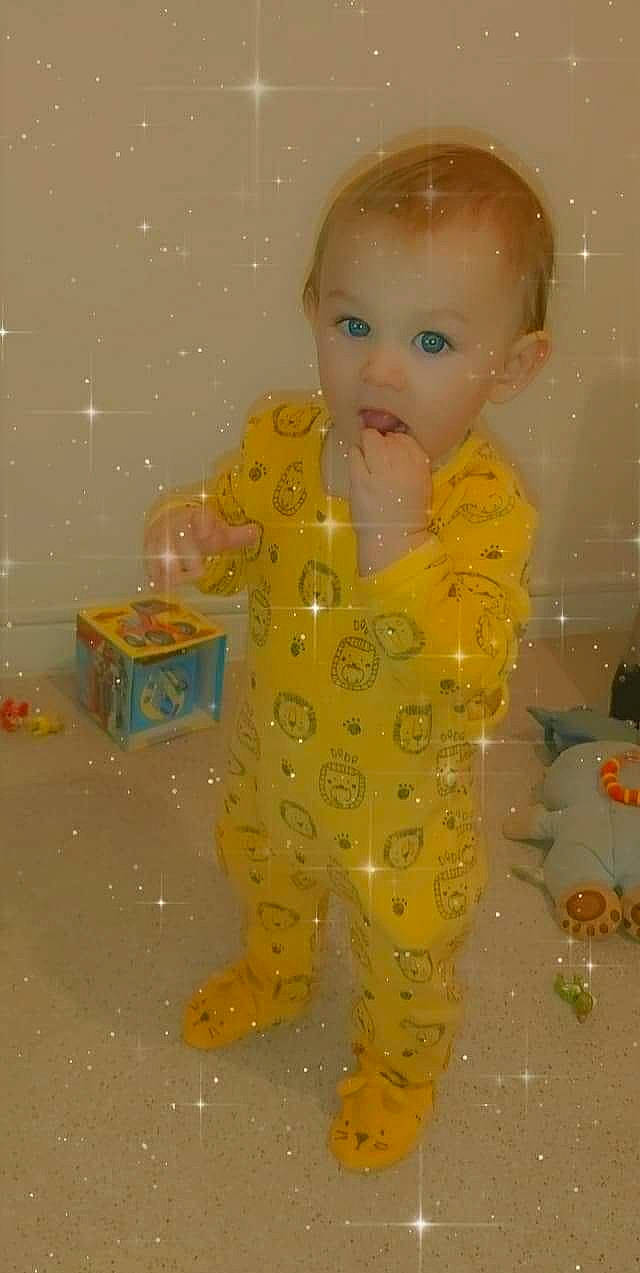 Kenzo participe au concours pour gagner de l'argent avec cette photo : arm, art, baby, baby_toddler_clothing, cheek, child, eye, face, flooring, fun, hair, hairstyle, head, nose, person, room, sitting, skin, sleeve, surprise