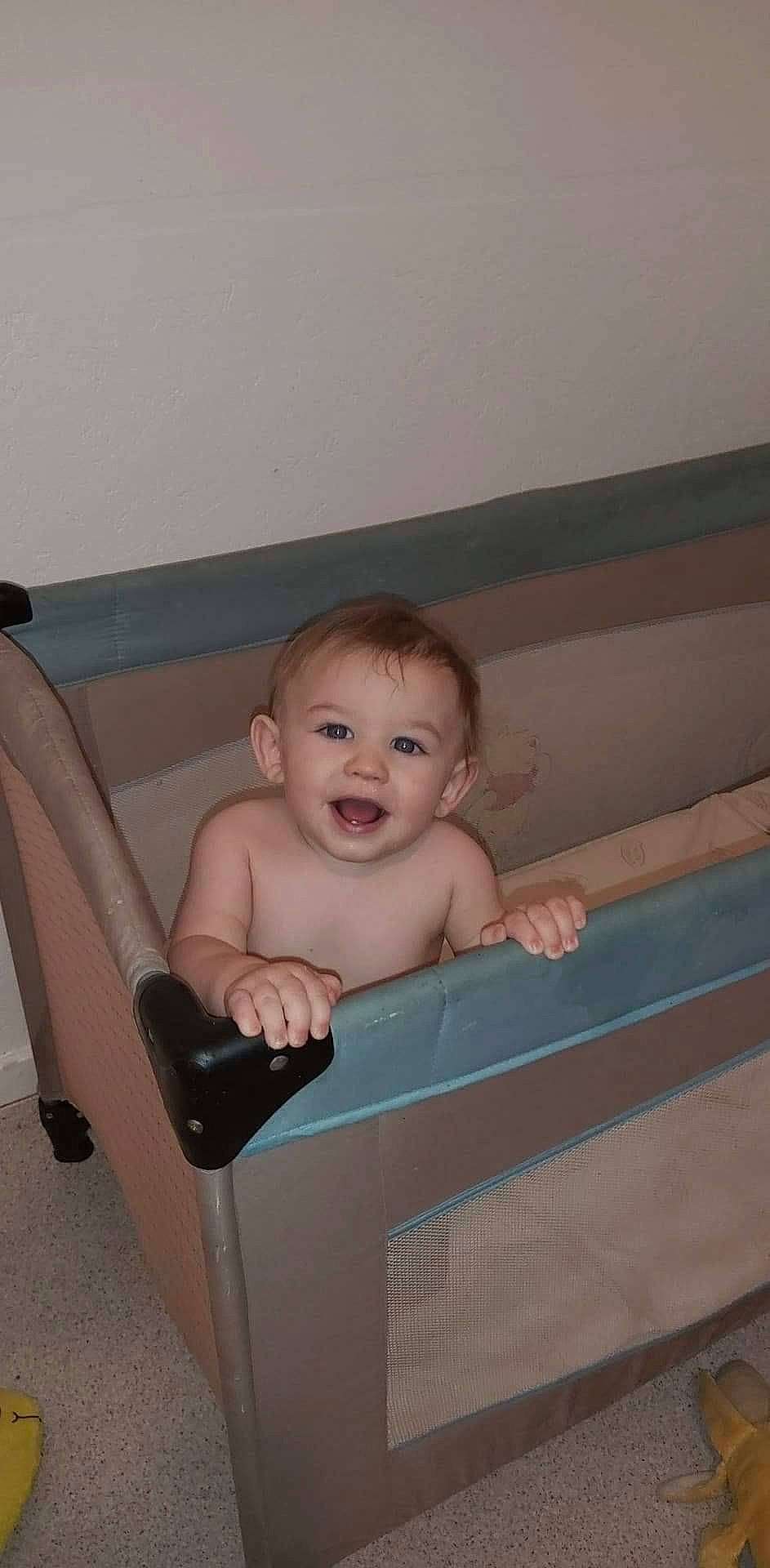 Kenzo participe au concours pour gagner de l'argent avec cette photo : arm, baby, baby_products, baby_safety, bathing, chair, chest, child, comfort, eye, fun, hand, human_body, infant_bed, iris, person, room, sitting, smile, thumb