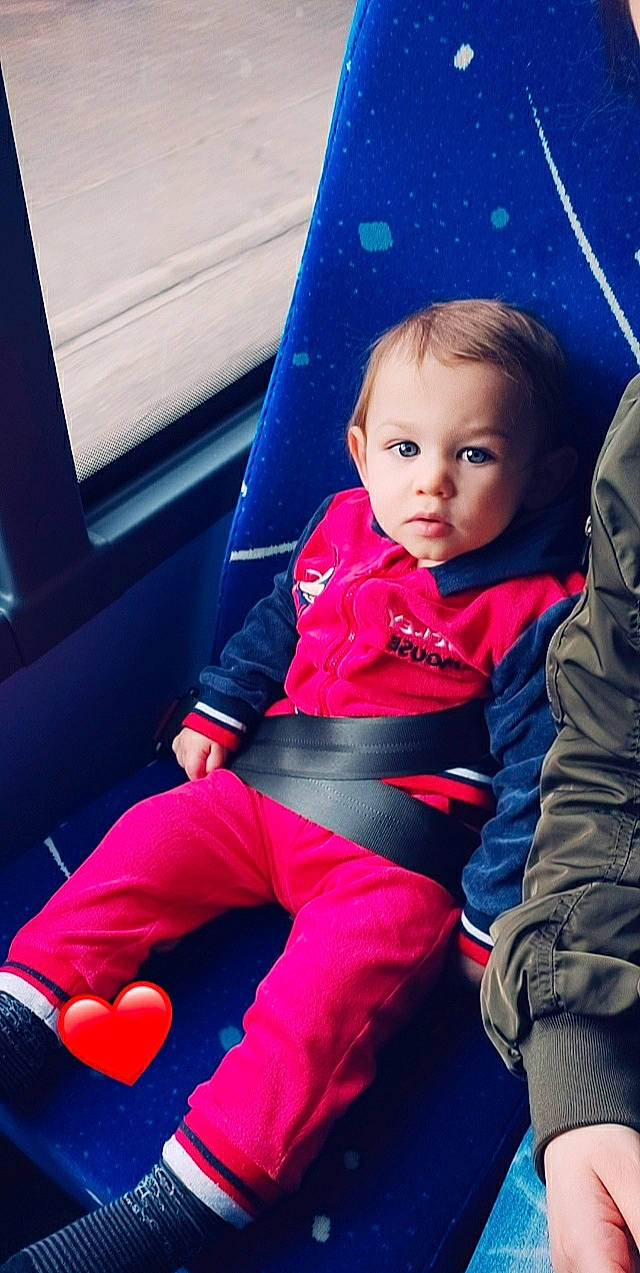 Kenzo a rejoint le concours — aidez-le/la à gagner de superbes lots ! azure, baby_toddler_clothing, child, comfort, cool, electric_blue, flash_photography, fun, hairstyle, happy, human_body, human_leg, knee, lap, leisure, magenta, person, skin, sleeve, thigh