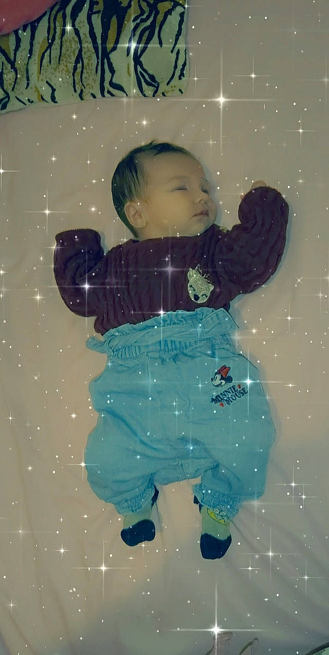 Stella a rejoint le concours — aidez-le/la à gagner de superbes lots ! art, baby, baby_toddler_clothing, cheek, child, electric_blue, fictional_character, fun, gesture, hand, happy, human_body, illustration, ornament, pattern, person, sleeve, space, toddler, winter