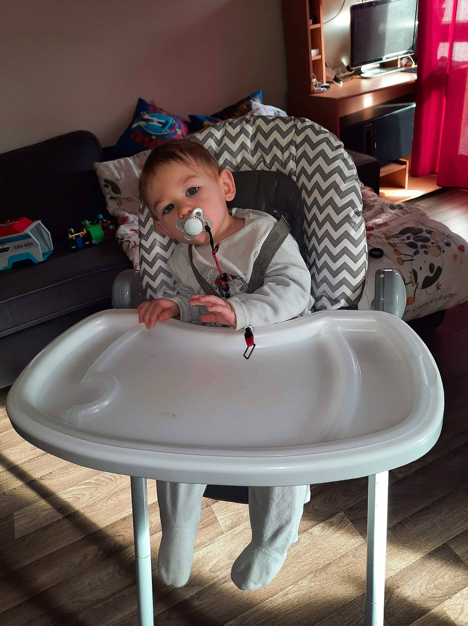 Kenzo participe au concours pour gagner de l'argent avec cette photo : baby, cabinetry, comfort, entertainment_center, floor, flooring, fun, furniture, hardwood, home_appliance, jacket, person, plant, property, rectangle, sitting, table, television, toddler, white