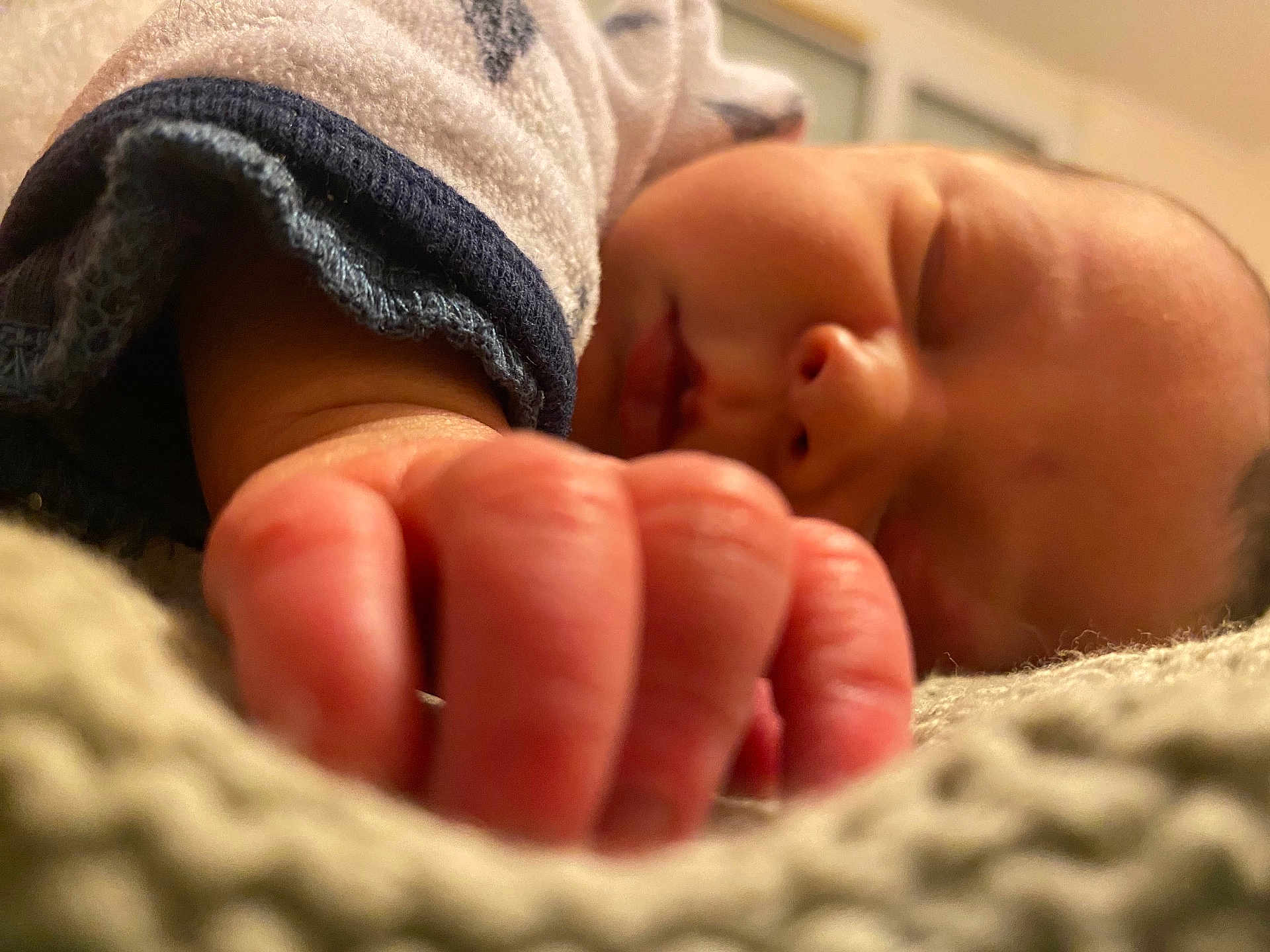 Thomas participe au concours pour gagner de l'argent avec cette photo : baby, newborn, sleeping, infant, hand, fingers, close_up, blanket, onesie, sleeve, soft_texture, cozy, peaceful, portrait, indoor, bed, face, pinky, macro, shallow_depth_of_field