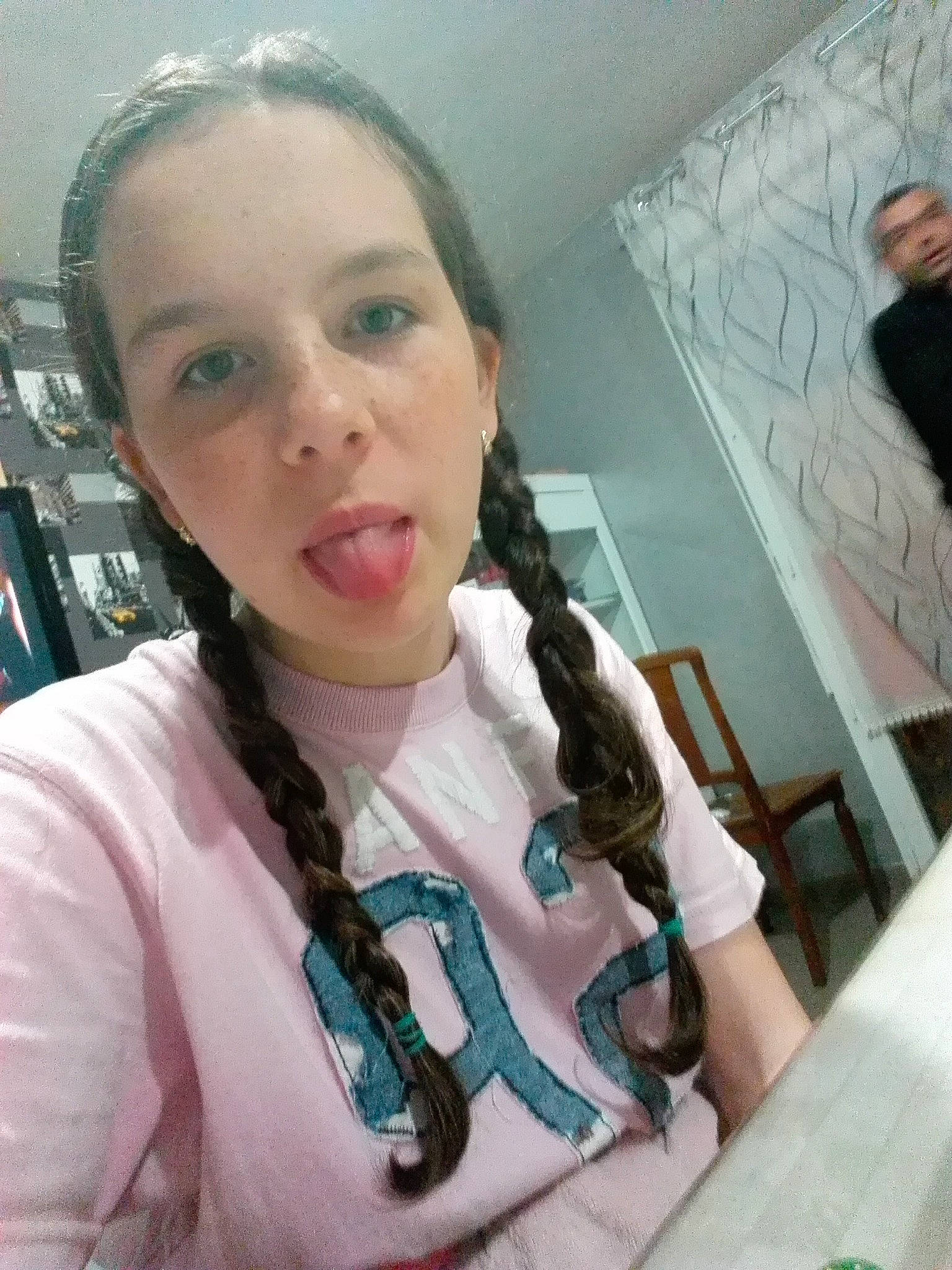 Jennifer participe au concours pour gagner de l'argent avec cette photo : black_hair, chin, eyebrow, face, forehead, girl, head, jaw, lip, mouth, neck, person, product, selfie