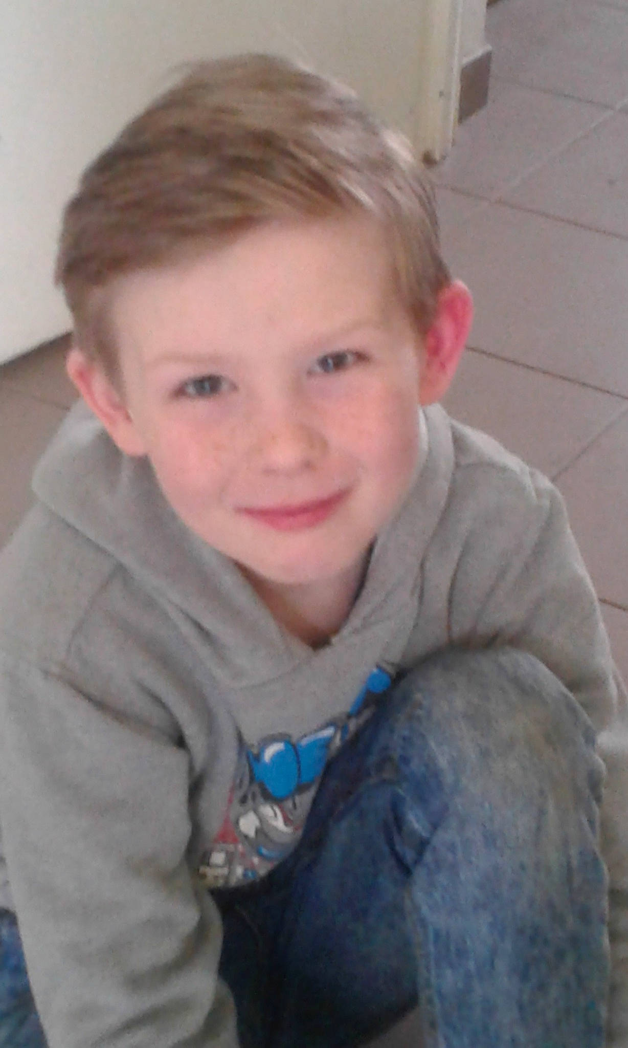 Grégory participe au concours pour gagner de l'argent avec cette photo : boy, cheek, child, chin, ear, eye, face, forehead, girl, hair, hairstyle, head, human_hair_color, joy, mouth, nose, person, sitting, skin, smile