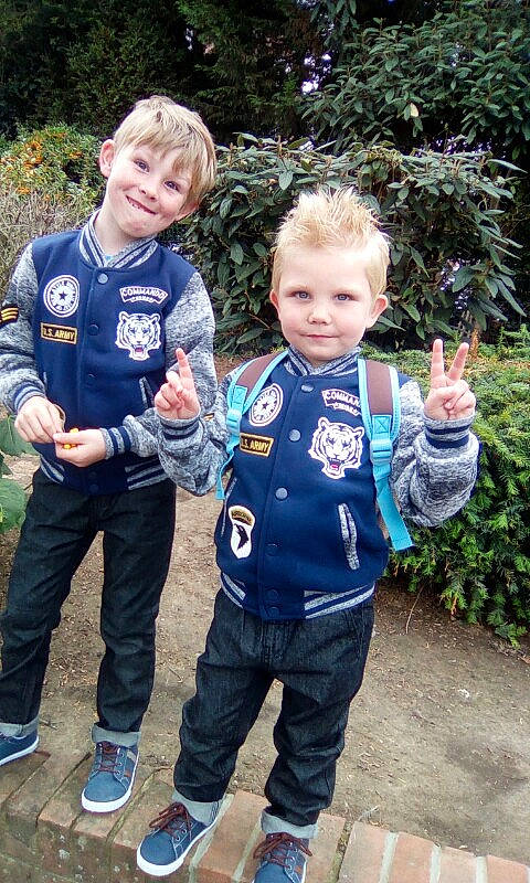 Ludovic participe au concours pour gagner de l'argent avec cette photo : car, child, fun, jeans, joy, outerwear, person, plant, product, recreation, toddler, tree