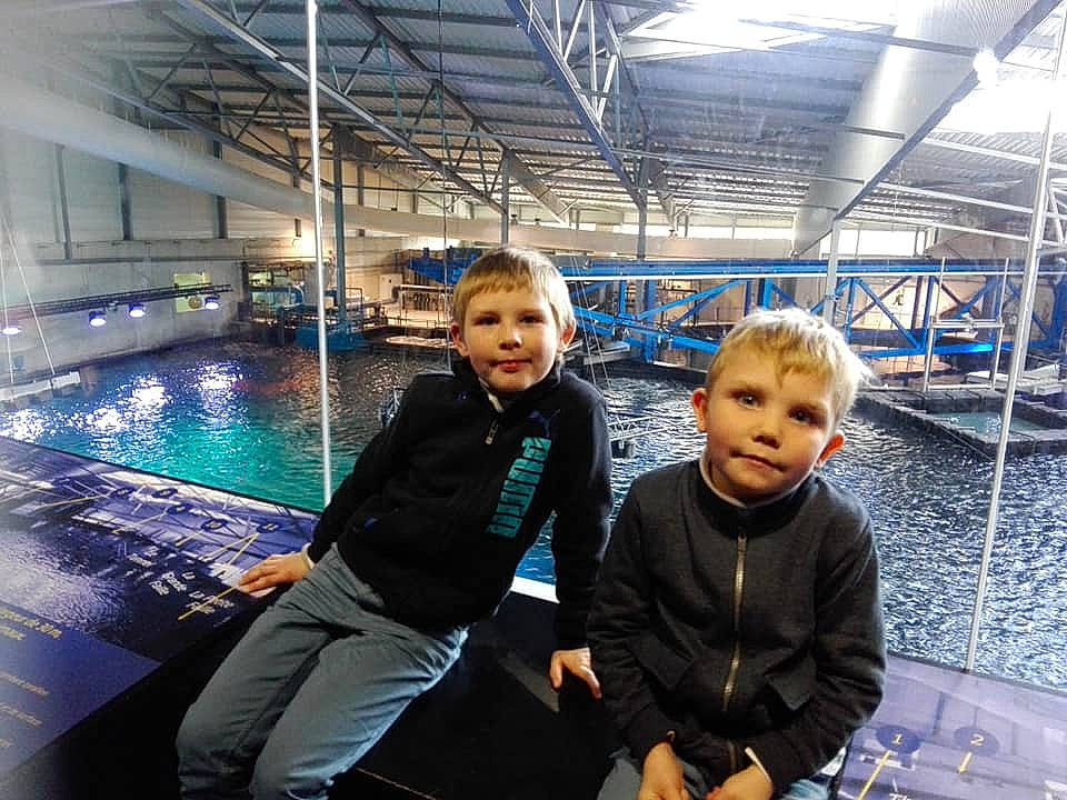 Ludovic a rejoint le concours — aidez-le/la à gagner de superbes lots ! boy, child, day, fun, indoor_games_and_sports, leisure, leisure_centre, male, person, product, recreation, sport_venue, vacation, water, world