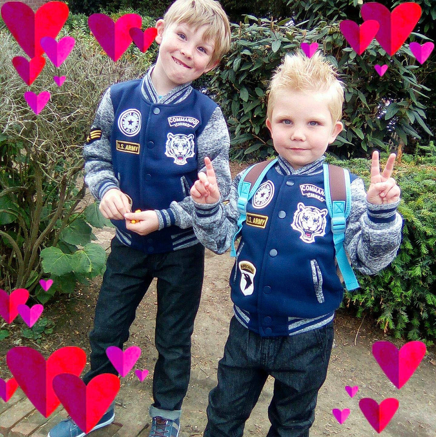 Ludovic participe au concours pour gagner de l'argent avec cette photo : child, fun, joy, outerwear, person, plant, play, product, recreation, toddler, tree