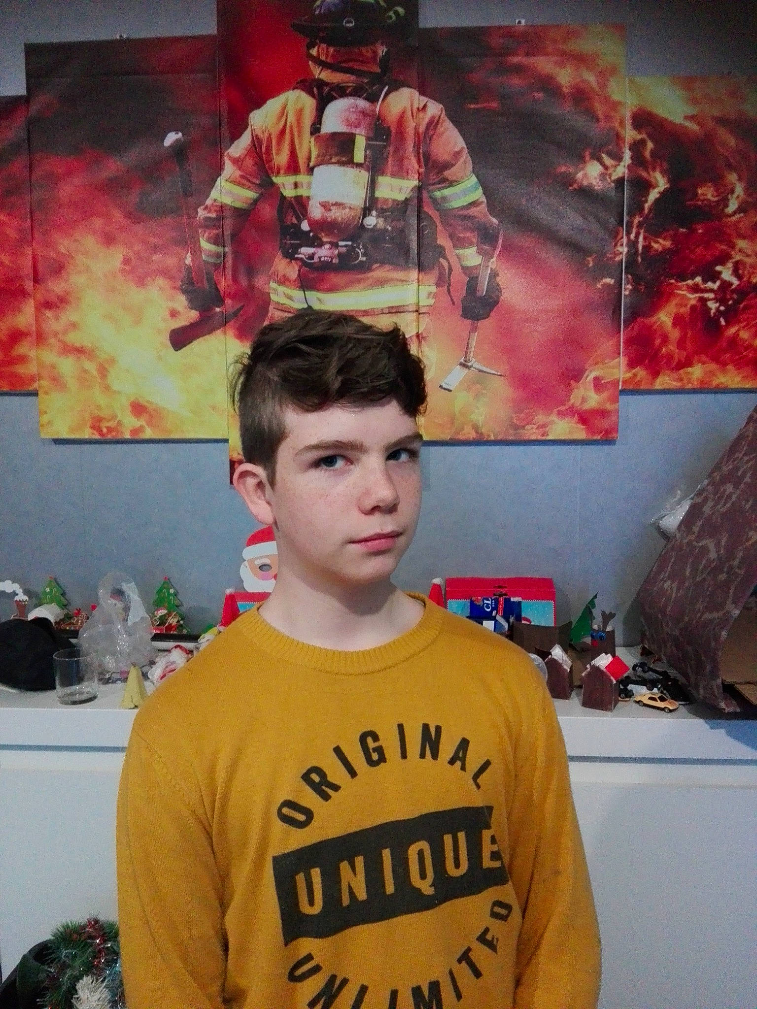 Anthony participe au concours pour gagner de l'argent avec cette photo : art, cool, facial_hair, forehead, fun, hair_coloring, hairstyle, person, product, t_shirt