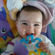 Lilou participe au concours pour gagner de l'argent avec cette photo : baby, child, smiling, teething_toy, soft_toys, blanket, closeup, face, happy, indoor, cute, infant, playful, colorful, young_child, person, hand, toy, mouth, candid