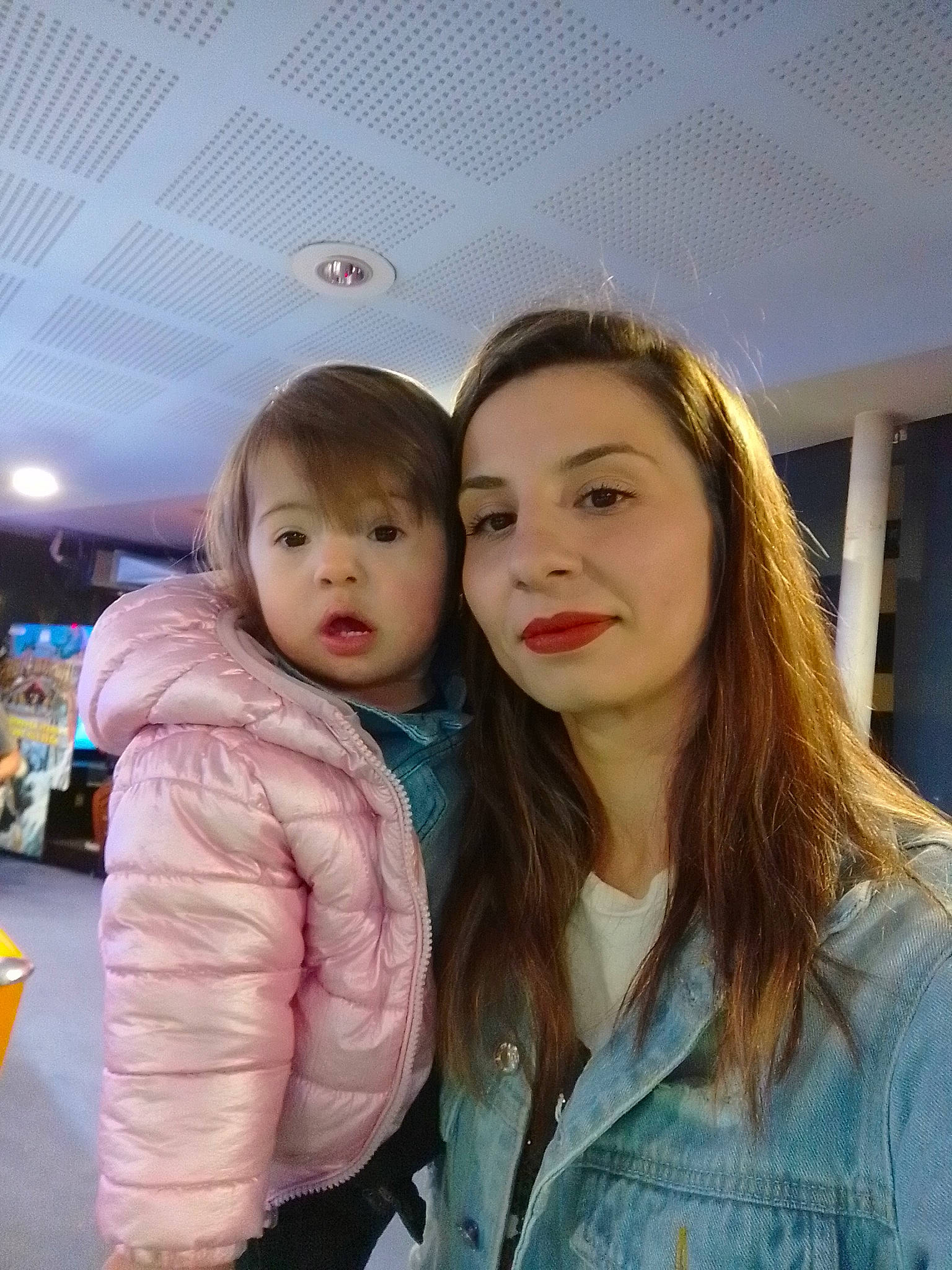 Pena a rejoint le concours — aidez-le/la à gagner de superbes lots ! brown_hair, cheek, child, event, fun, fur, gesture, happy, jacket, joy, lip, nose, outerwear, person, selfie, skin, surprise, toddler, tourism, winter