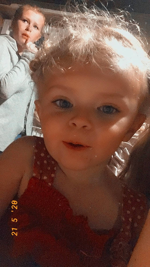 Lindsay participe au concours pour gagner de l'argent avec cette photo : arm, cheek, ear, eye, eyebrow, eyelash, face, facial_expression, forehead, hair, hairstyle, head, human, human_body, lip, mouth, nose, organ, person, skin