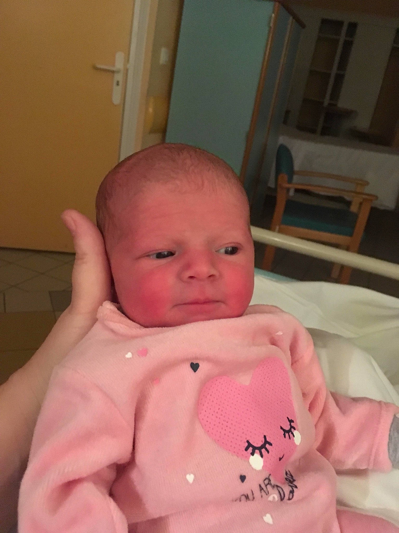 Lindsay a rejoint le concours — aidez-le/la à gagner de superbes lots ! baby, baby_toddler_clothing, chair, cheek, chest, chin, comfort, eyebrow, finger, gesture, linens, lip, mouth, neck, nose, person, pink, skin, sleeve, thumb