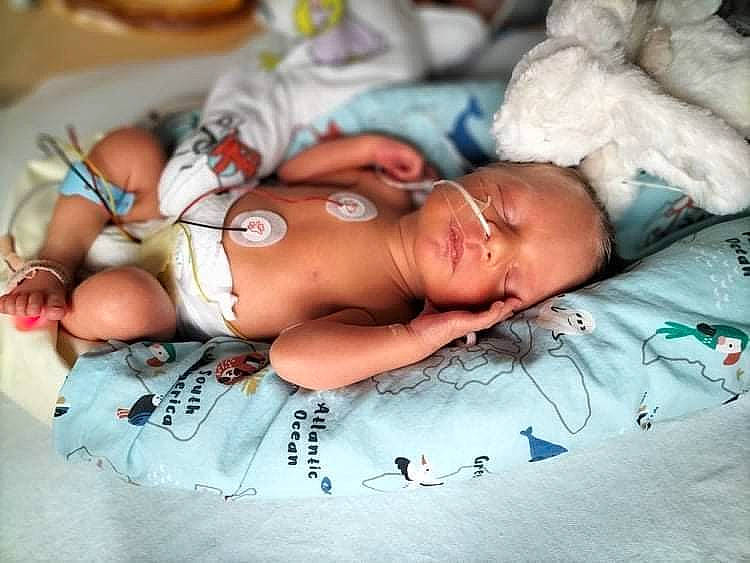 Eyden participe au concours pour gagner de l'argent avec cette photo : abdomen, art, baby, baby_sleeping, bedding, bedtime, chest, child, comfort, event, flesh, illustration, linens, patient, pattern, person, room, skin, textile, toddler