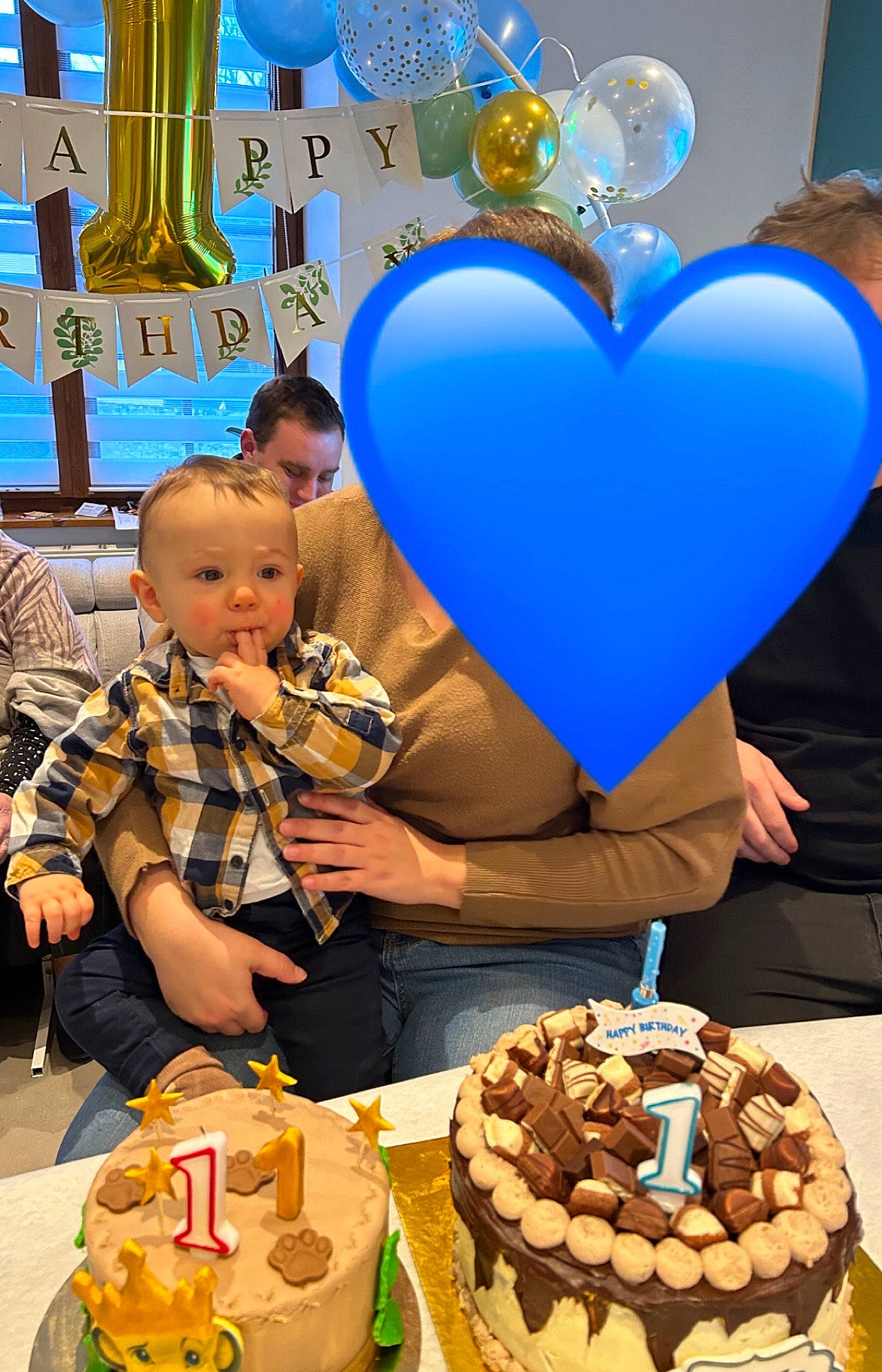 Mathis participe au concours pour gagner de l'argent avec cette photo : baking, balloon, birthday_cake, cake, cake_decorating, chair, dessert, event, food, fun, happy, icing, ingredient, person, plate, recipe, sharing, sweetness, tableware, toddler