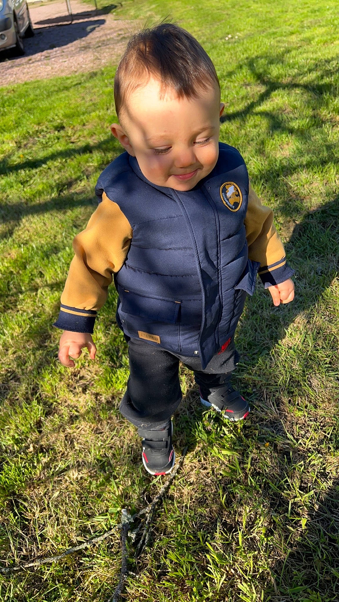 Mathis participe au concours pour gagner de l'argent avec cette photo : baby, baby_toddler_clothing, boot, child, fun, garden, grass, grassland, groundcover, pattern, people_in_nature, person, personal_protective_equipment, plant, recreation, sitting, soil, thumb, toddler, tree