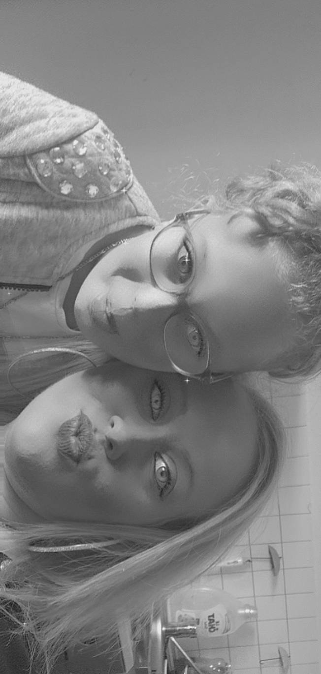 Aya a rejoint le concours — aidez-le/la à gagner de superbes lots ! art, black, black_and_white, chest, eyebrow, eyewear, flash_photography, forehead, gesture, glasses, grey, happy, jaw, lip, monochrome_photography, mouth, nose, organ, person, style