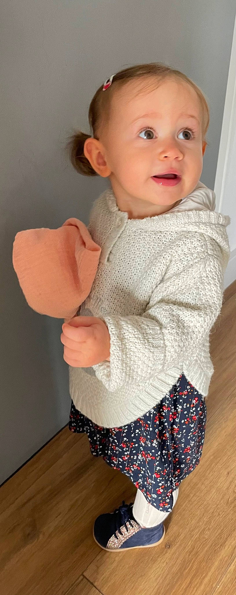 Aria a rejoint le concours — aidez-le/la à gagner de superbes lots ! arm, baby_toddler_clothing, cheek, dress, face, finger, hand, head, human_body, joint, neck, nose, outerwear, person, pink, shoulder, skin, sleeve, surprise, t_shirt