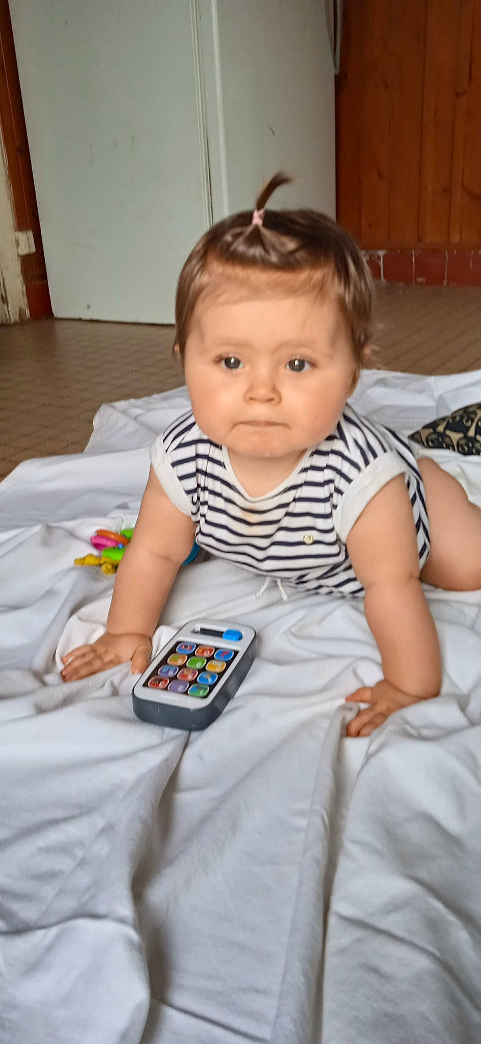 Nalya participe au concours pour gagner de l'argent avec cette photo : baby, baby_toddler_clothing, cheek, child, communication_device, dress, facial_expression, fun, happy, head, iris, mobile_device, mobile_phone, pattern, person, product, sitting, skin, sleeve, t_shirt