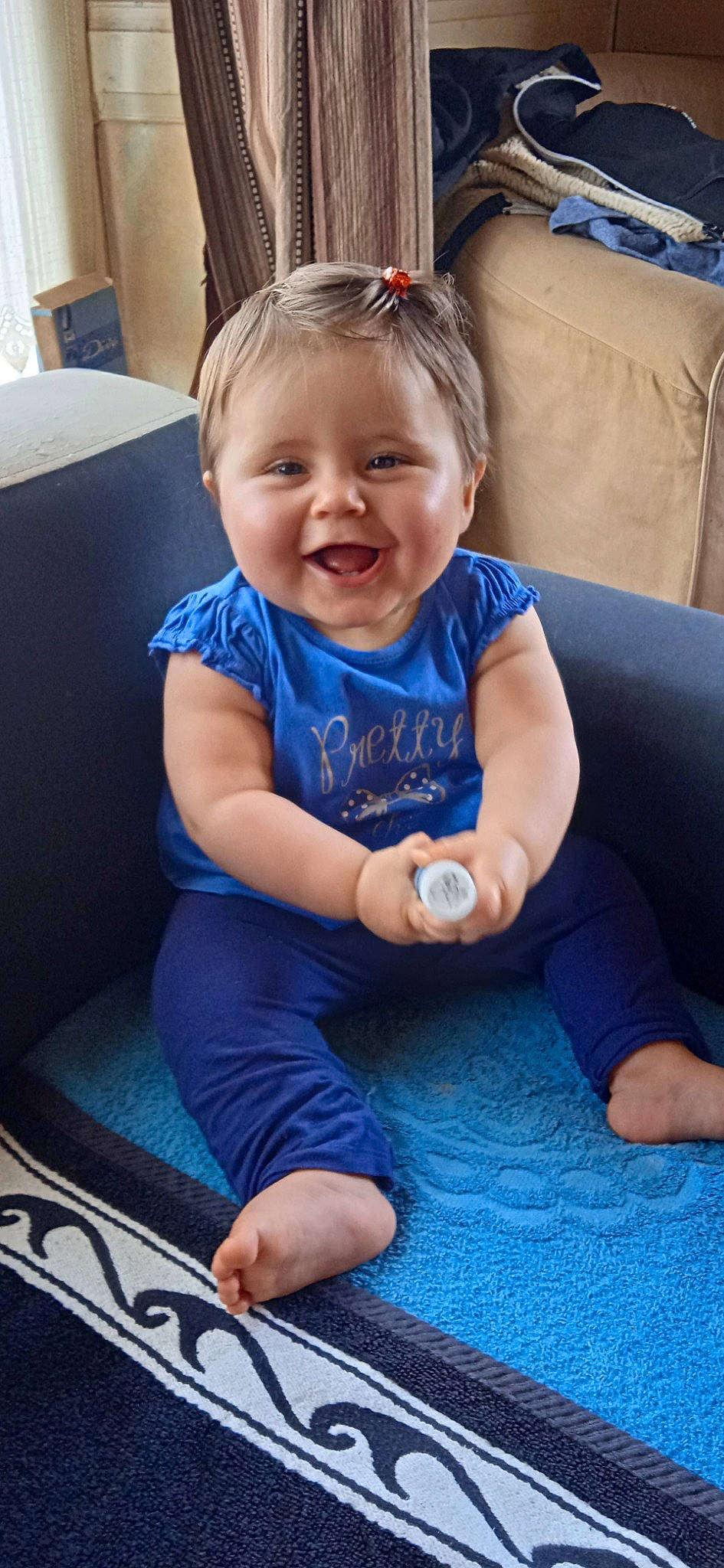 Nalya a rejoint le concours — aidez-le/la à gagner de superbes lots ! azure, baby_toddler_clothing, blue, cheek, comfort, couch, electric_blue, eye, face, finger, hair, hand, happy, head, iris, joy, lap, leg, person, skin