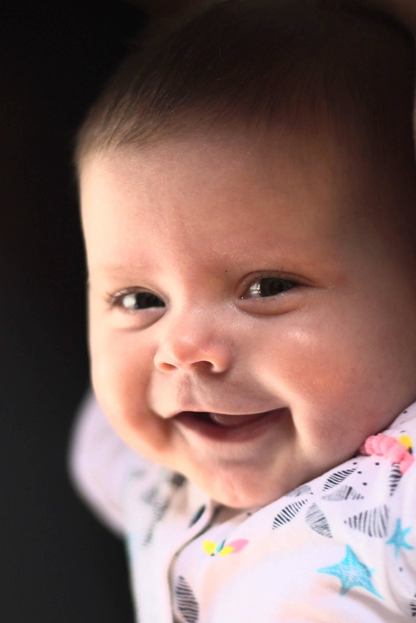 Nalya a rejoint le concours — aidez-le/la à gagner de superbes lots ! baby, baby_toddler_clothing, cheek, child, chin, eye, eyebrow, eyelash, face, flash_photography, happy, iris, lip, mouth, neck, nose, person, skin, sleeve, smile