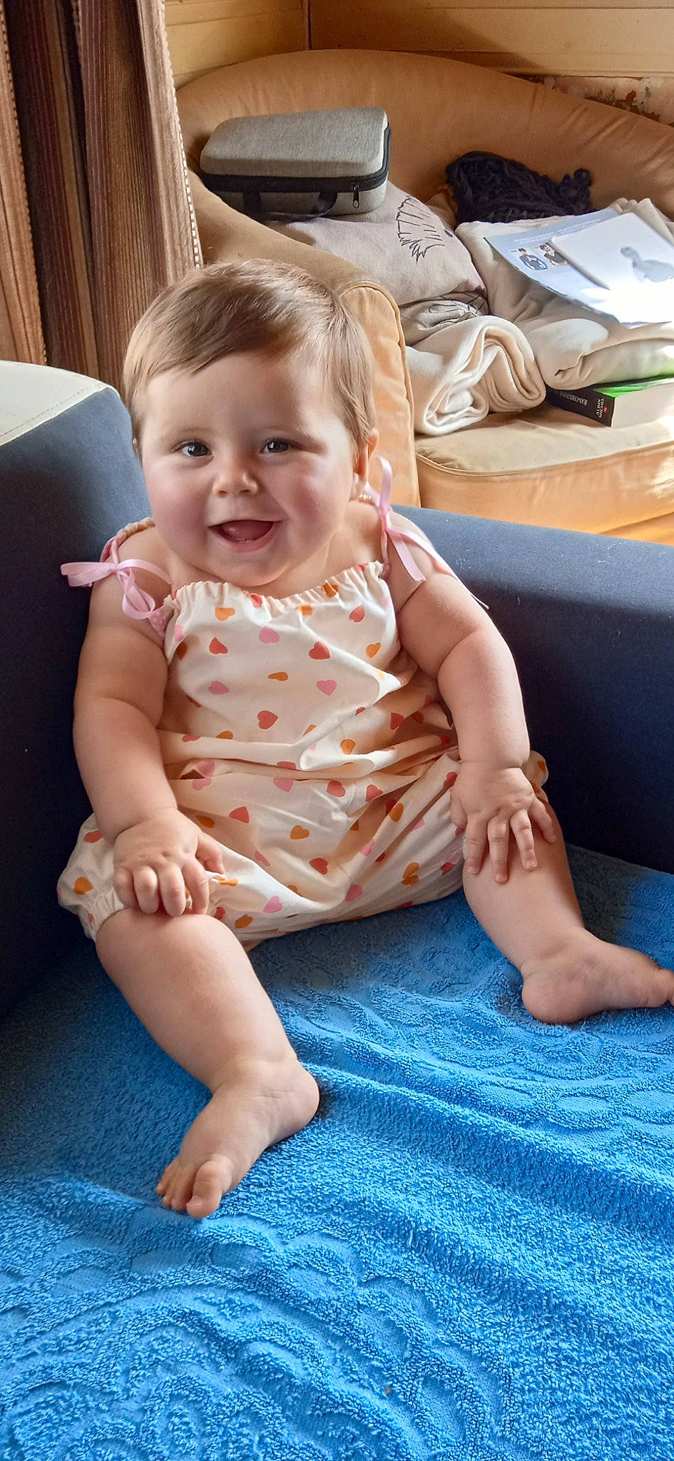 Nalya participe au concours pour gagner de l'argent avec cette photo : baby_toddler_clothing, blue, cheek, comfort, eye, face, finger, floor, flooring, hair, head, human_body, iris, joint, joy, knee, person, skin, sleeve, smile