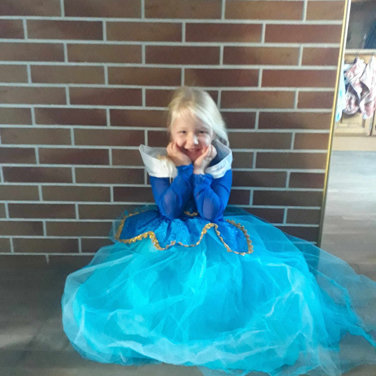 Capucine participe au concours pour gagner de l'argent avec cette photo : ballet_tutu, blue, child, clothing, costume, dance_dress, day, dress, fun, girl, joy, person, play, toddler, water