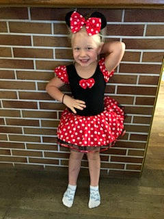 Capucine participe au concours pour gagner de l'argent avec cette photo : ballet_tutu, child, clothing, costume, day, design, hair_accessory, joy, pattern, person, polka_dot, red, tartan, toddler