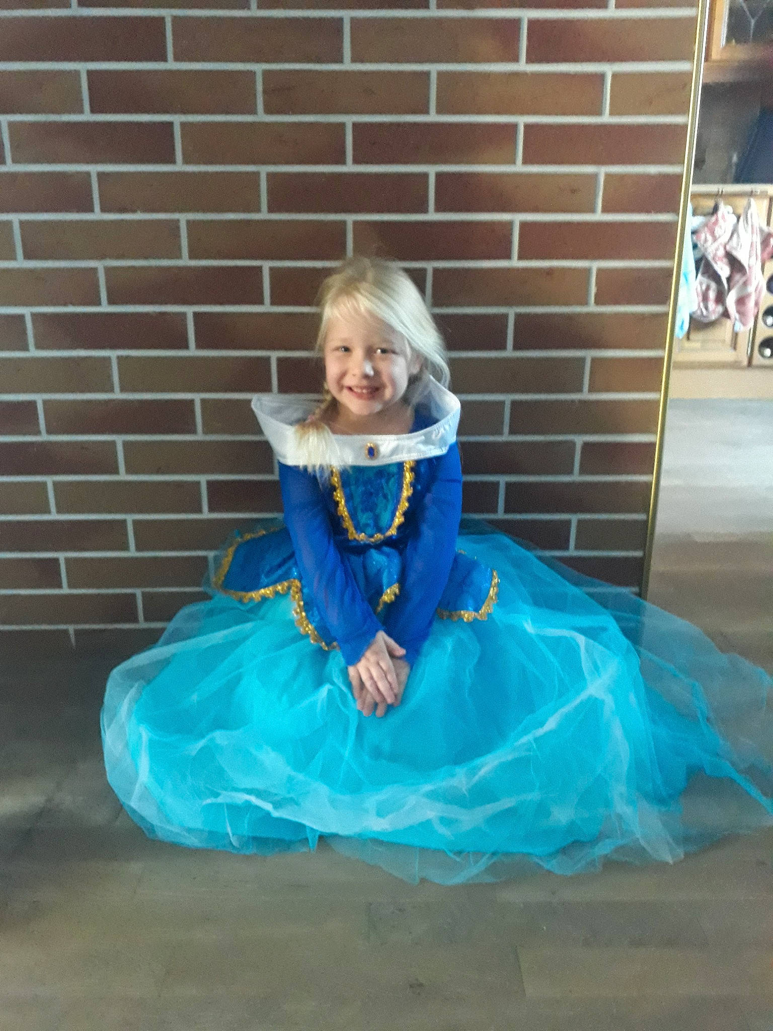 Capucine a rejoint le concours — aidez-le/la à gagner de superbes lots ! blue, clothing, costume, dress, fun, girl, joy, person