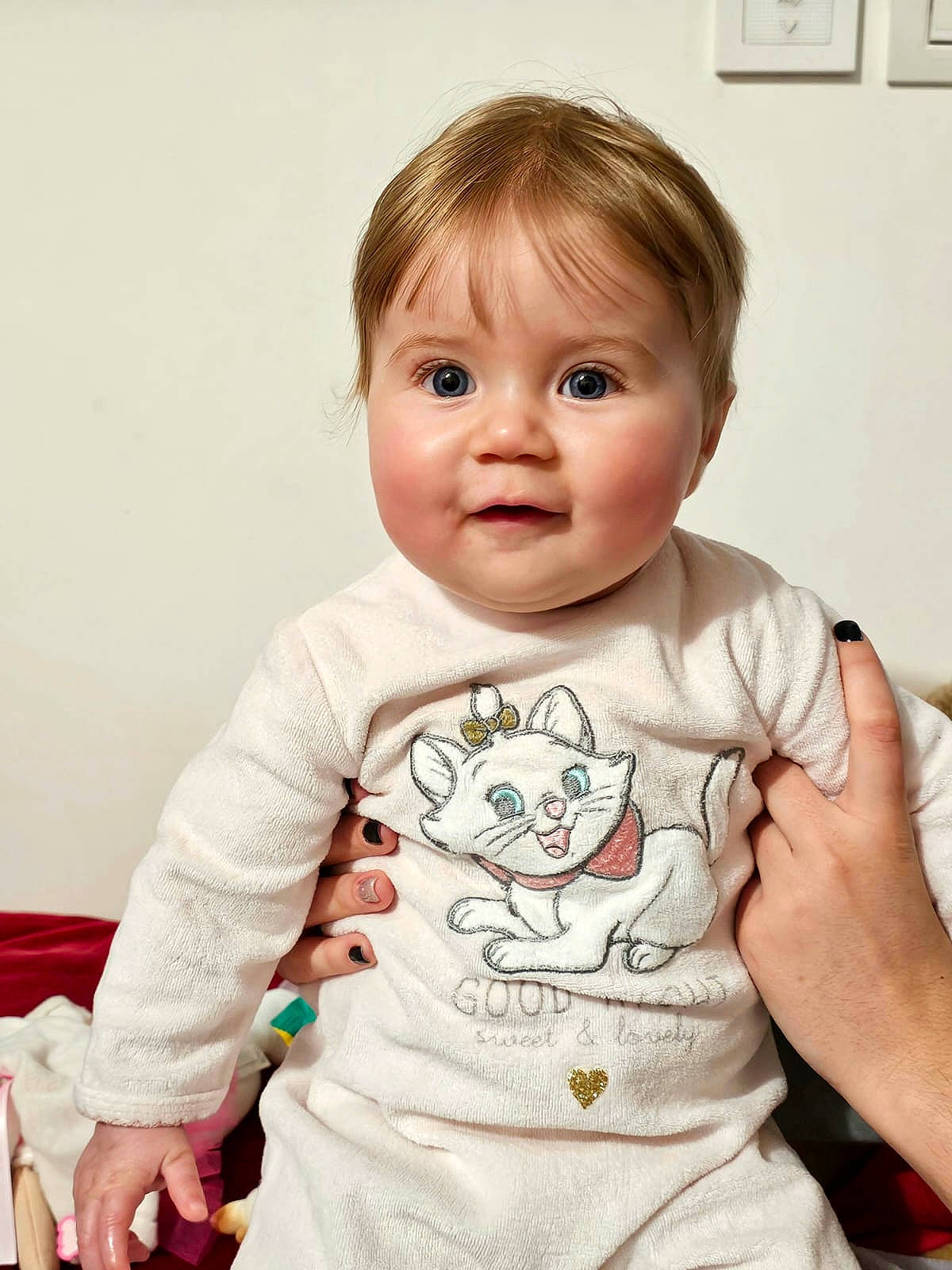 émilie a rejoint le concours — aidez-le/la à gagner de superbes lots ! baby, baby_toddler_clothing, cheek, child, collar, dress_shirt, face, happy, head, iris, long_sleeved_t_shirt, nightwear, pattern, person, picture_frame, sitting, skin, sleeve, smile, t_shirt