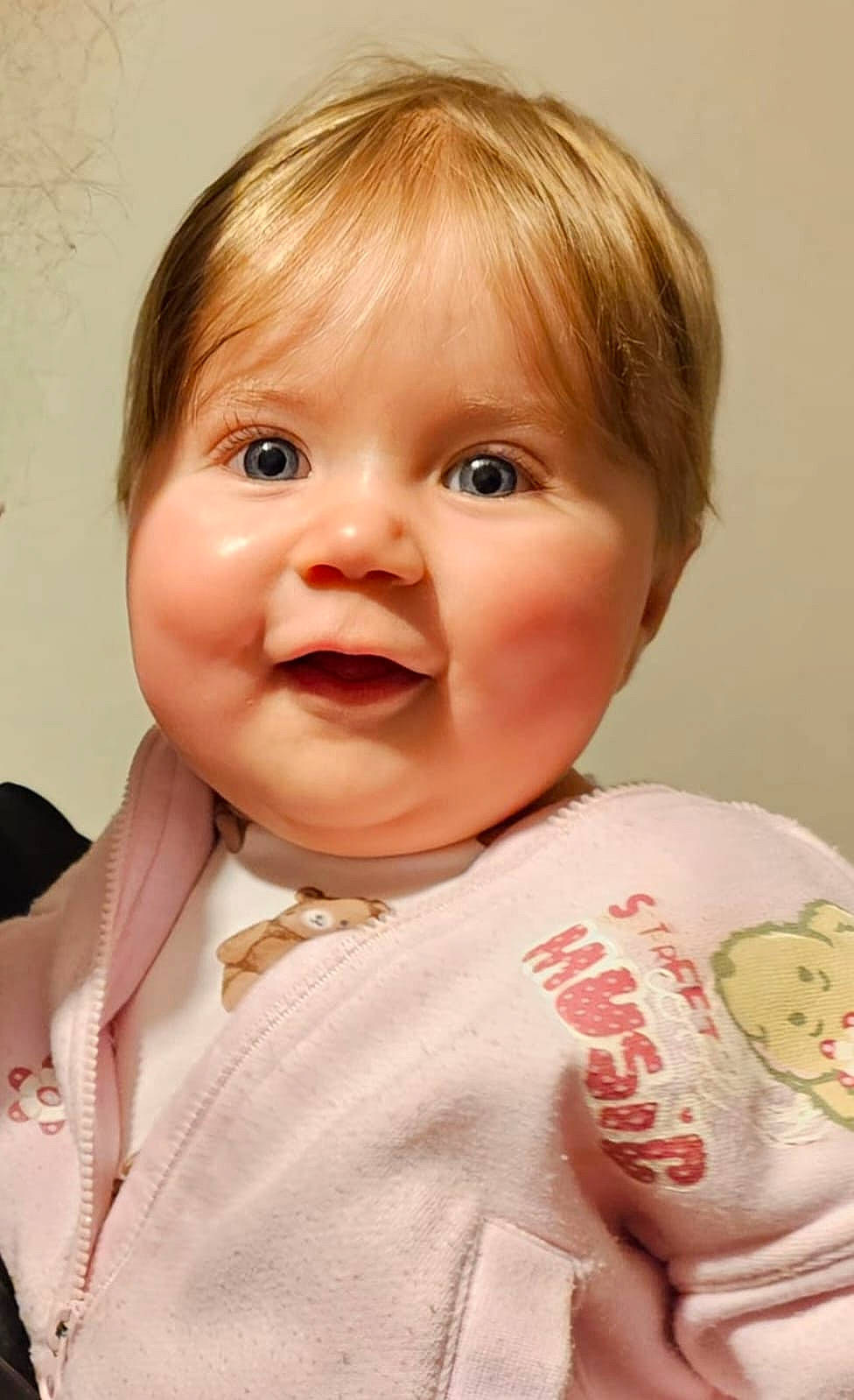 émilie a rejoint le concours — aidez-le/la à gagner de superbes lots ! baby, baby_toddler_clothing, bangs, carmine, cheek, child, chin, dress_shirt, drink, drinkware, eyelash, facial_expression, happy, joy, lip, nose, person, pink, skin, sleeve