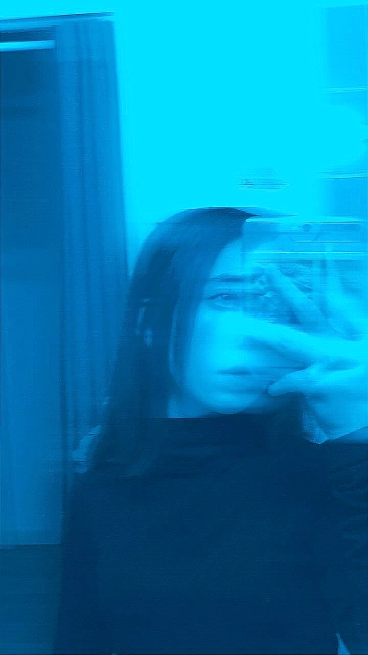 Maelle a rejoint le concours — aidez-le/la à gagner de superbes lots ! aqua, aquarium, azure, blue, cartilaginous_fish, darkness, electric_blue, fin, fish, fluid, liquid, marine_biology, marine_mammal, ocean, person, recreation, room, underwater, water, whale