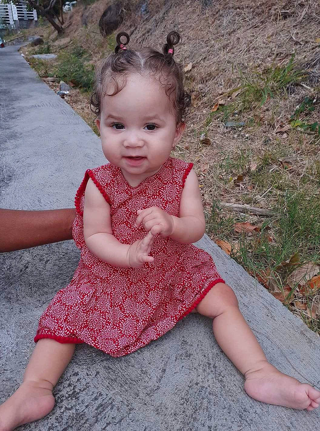 Kaïlys a rejoint le concours — aidez-le/la à gagner de superbes lots ! baby_toddler_clothing, clothing, dress, eye, face, grass, hair, hairstyle, happy, head, human_body, iris, people_in_nature, person, pink, plant, skin, sleeve, smile, standing