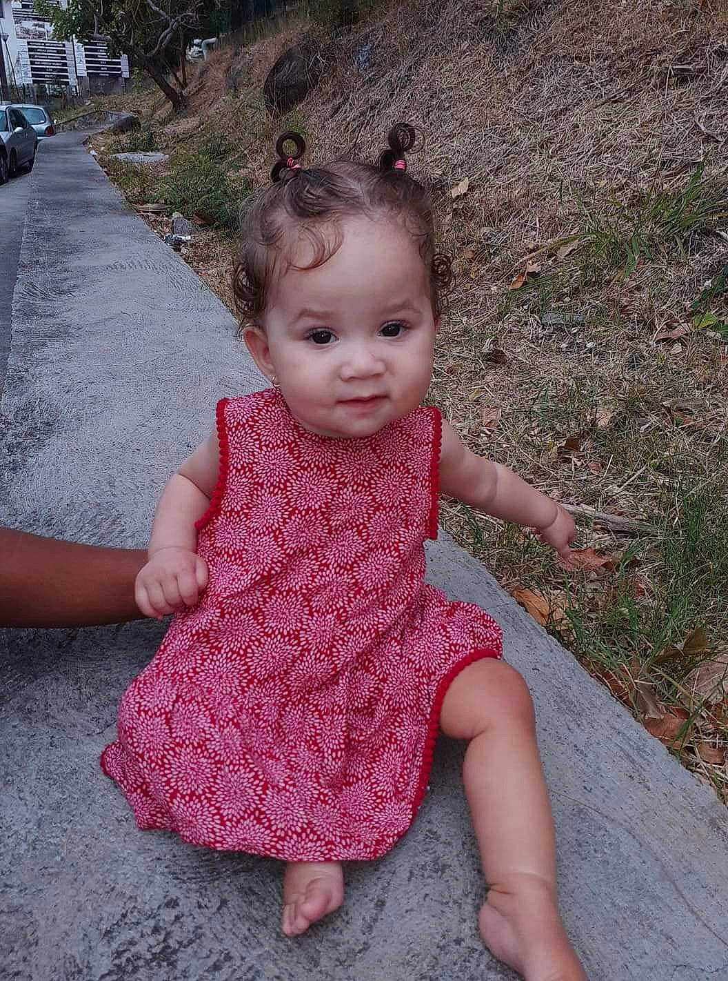 Kaïlys a rejoint le concours — aidez-le/la à gagner de superbes lots ! baby_toddler_clothing, cheek, chin, dress, finger, gesture, grass, hair, hand, happy, iris, leg, lip, person, pink, plant, shoulder, skin, sleeve, standing