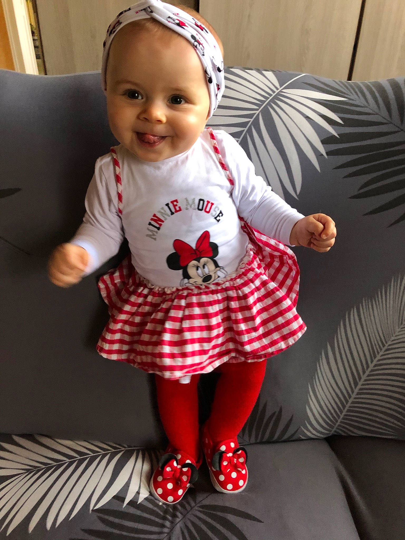 Louane a rejoint le concours — aidez-le/la à gagner de superbes lots ! baby, baby_toddler_clothing, cheek, child, costume, design, joy, pattern, person, plaid, red, sleeve, smile, toddler