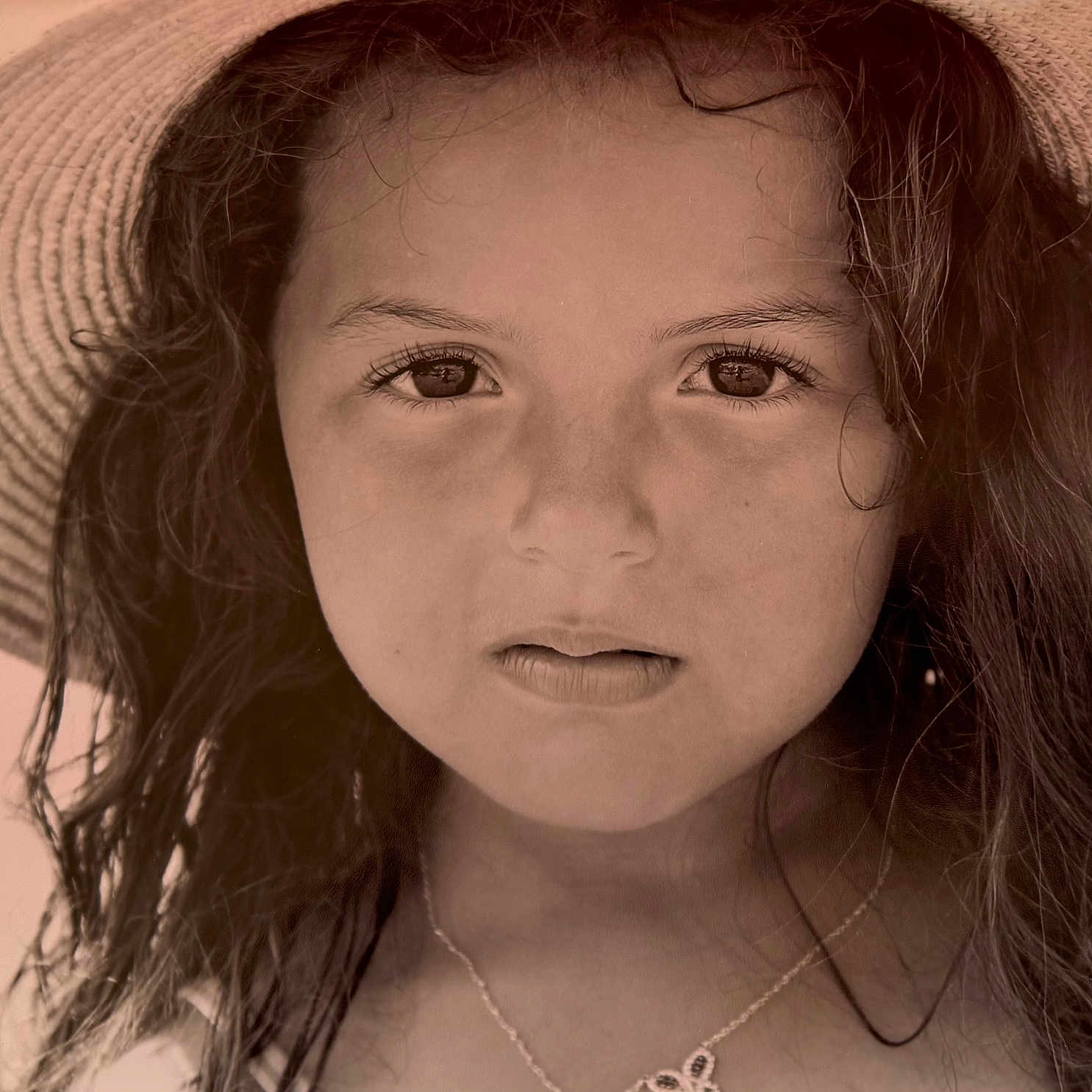 Mayssa participe au concours pour gagner de l'argent avec cette photo : accessories, adult, bonnet, cap, clothing, earring, face, female, happy, hat, head, jewelry, necklace, person, photography, portrait, skin, smile, sunhat, woman