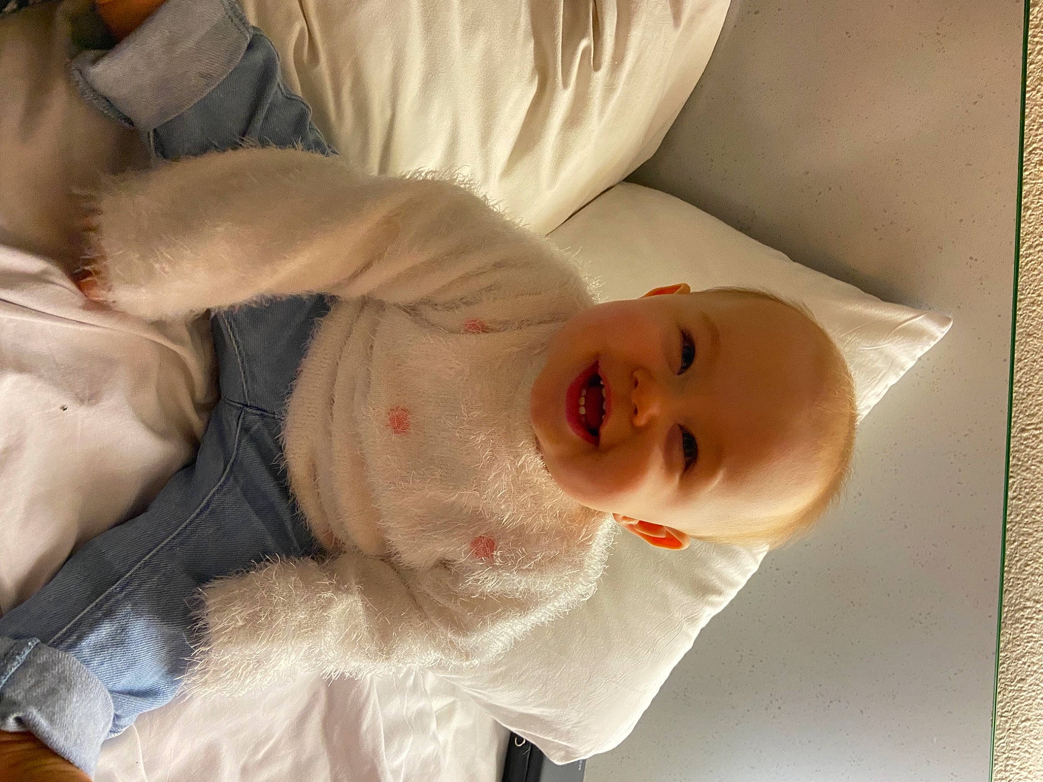 Charlie participe au concours pour gagner de l'argent avec cette photo : arm, baby, chest, comfort, eye, eyelash, face, gesture, hair, happy, head, human_body, iris, joy, mouth, neck, nose, person, sleeve, smile