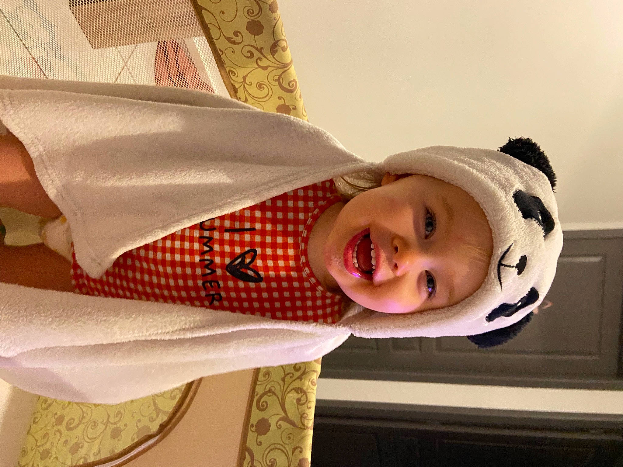 Charlie a rejoint le concours — aidez-le/la à gagner de superbes lots ! baby, baby_toddler_clothing, cap, child, dress, fashion_accessory, happy, hat, headwear, human_body, laugh, pattern, person, plant, portrait_photography, room, sleeve, smile, toddler, tradition