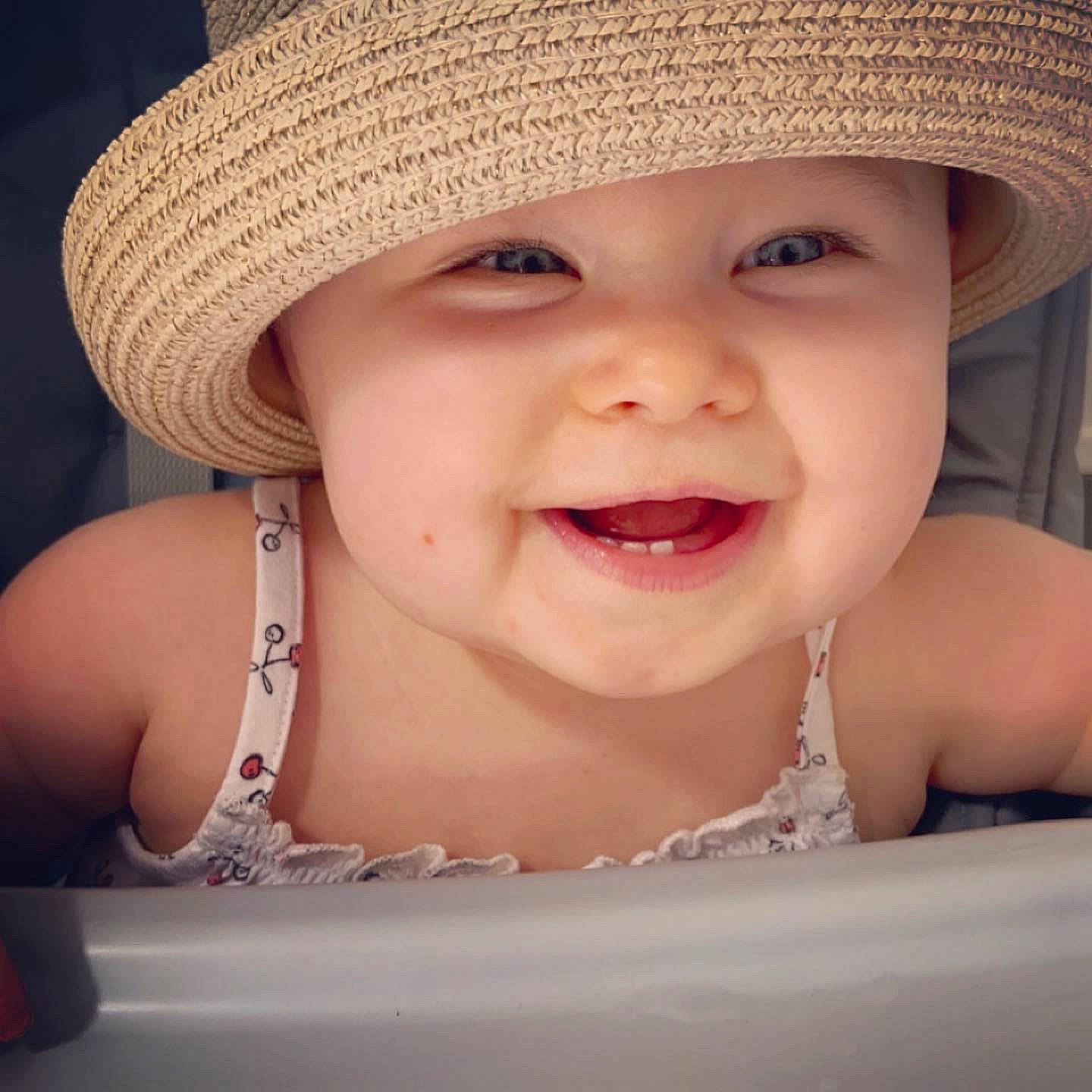 Charlie a rejoint le concours — aidez-le/la à gagner de superbes lots ! baby, cap, cheek, eye, eyelash, facial_expression, flash_photography, happy, hat, headgear, headwear, human, human_body, joy, lip, mouth, nose, organ, person, skin
