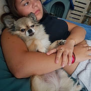 Madison a rejoint le concours — aidez-le/la à gagner de superbes lots ! woman, dog, indoor, relaxing, couch, pet, home, casual, fur, face, arms, bracelet, nail_polish, dog_house, furniture, sitting, comfort, expression, portrait, resting
