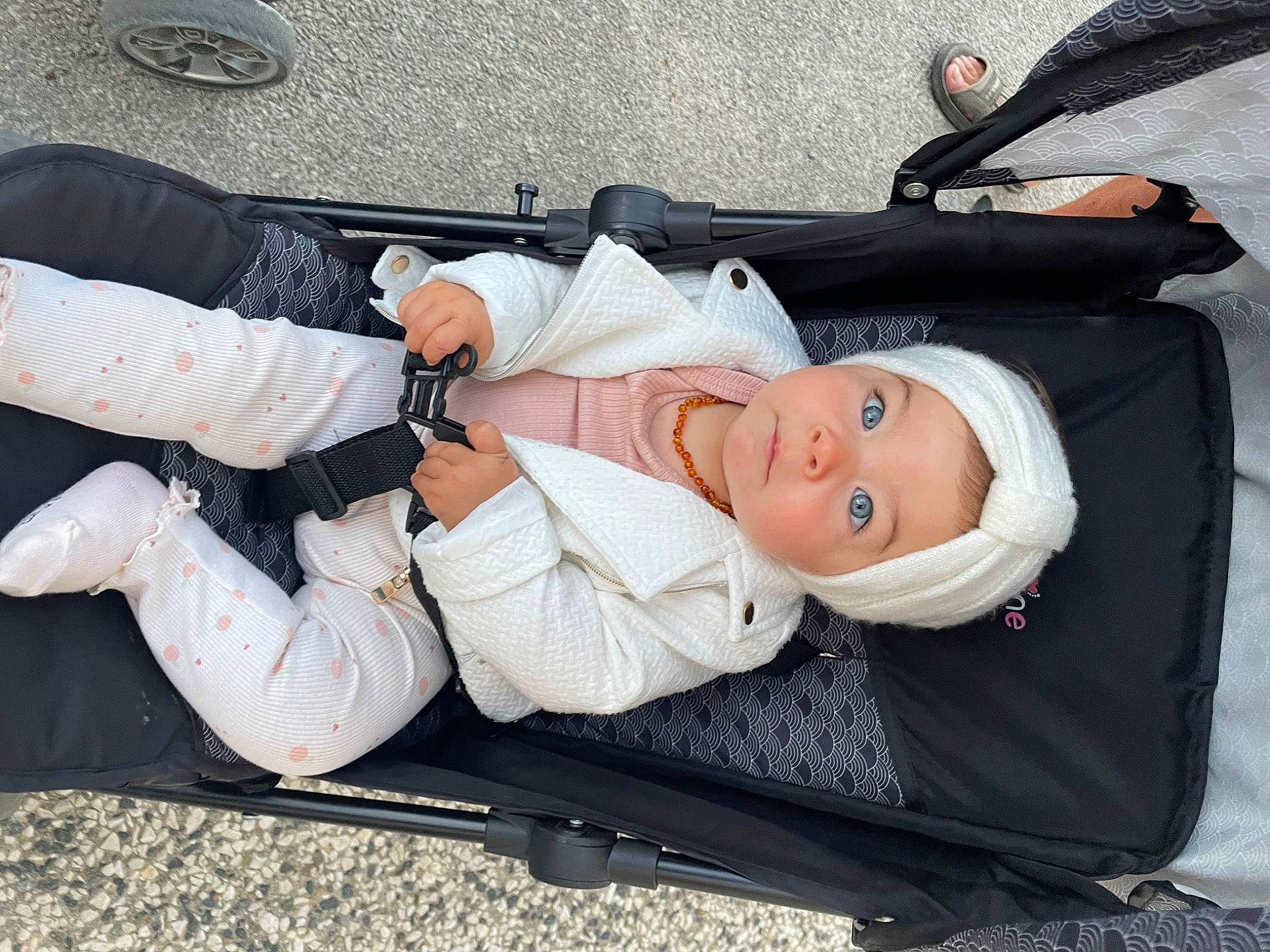 Maëlie participe au concours pour gagner de l'argent avec cette photo : auto_part, automotive_exterior, baby, baby_carriage, baby_products, baby_toddler_clothing, bumper, child, comfort, hat, human_leg, person, personal_protective_equipment, recreation, sitting, smile, sneakers, thigh, toddler, tree