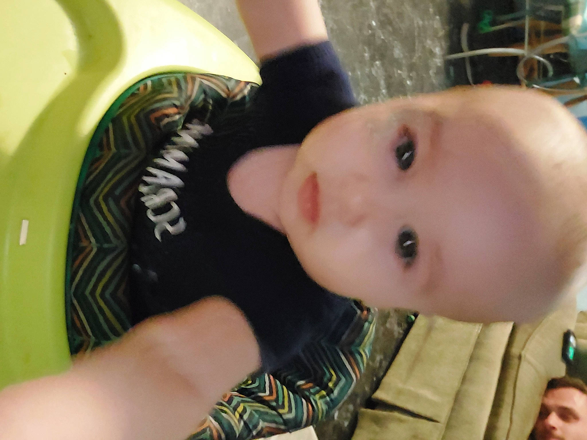 Arius is registered to the contest to win money with this photo: arm, cheek, chin, eye, eyebrow, eyelash, finger, gesture, green, hand, human_body, iris, joint, lip, mouth, nose, person, plant, skin, smile