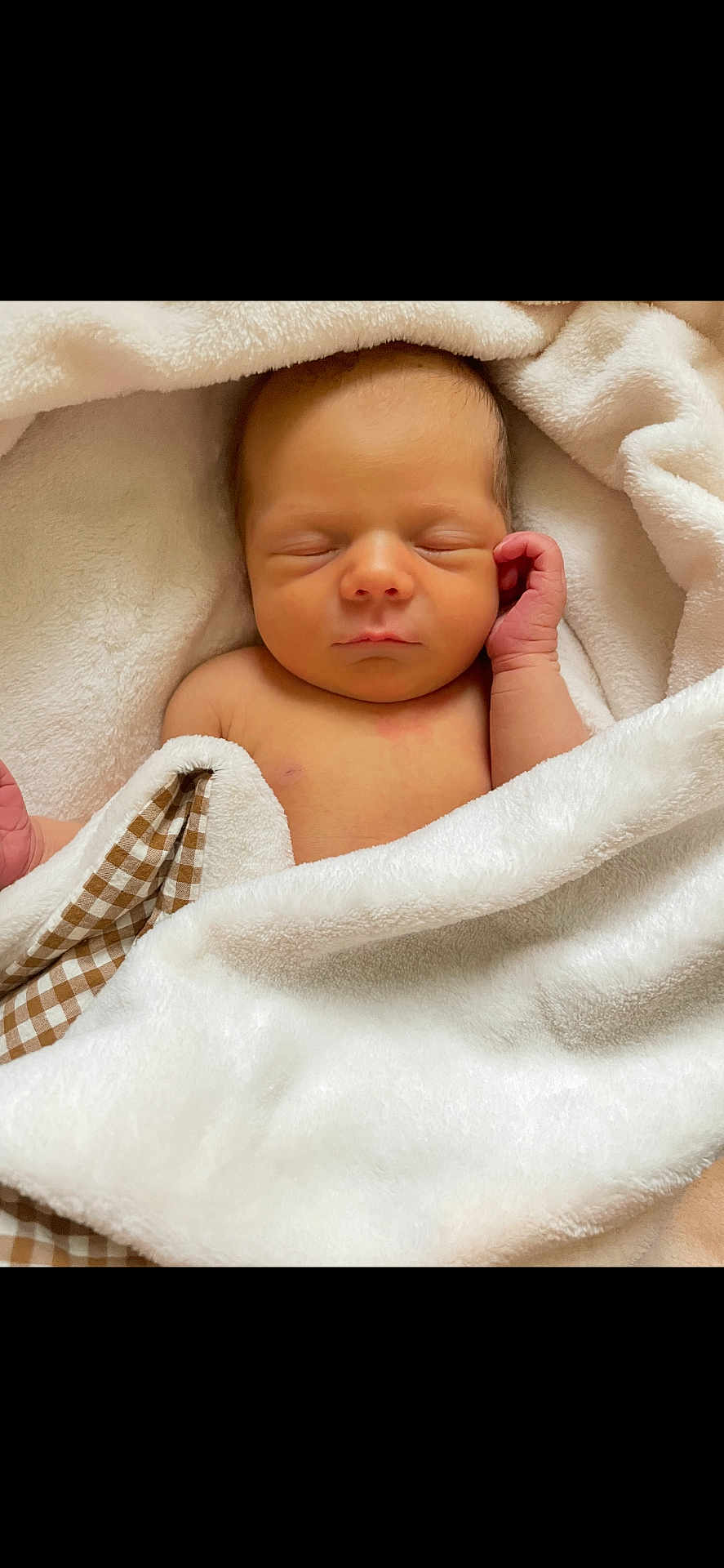 Charlotte a rejoint le concours — aidez-le/la à gagner de superbes lots ! newborn, baby, sleeping, blanket, soft, cozy, infant, wrapped, peaceful, cute, child, skin, hand, face, closed_eyes, portrait, rest, comfort, warm, toddler