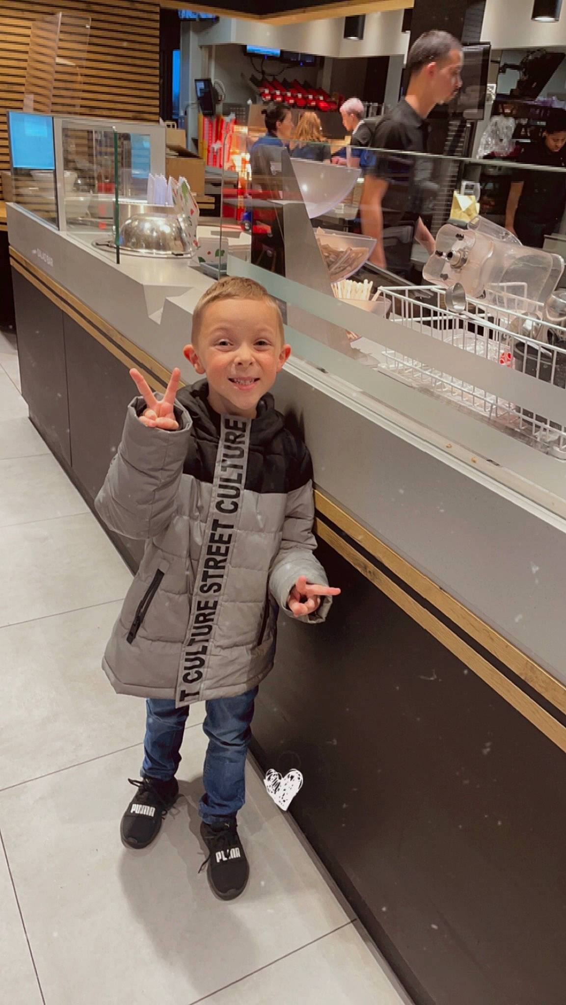 Ethan a rejoint le concours — aidez-le/la à gagner de superbes lots ! automotive_design, bag, boot, child, engineering, event, floor, flooring, fun, joy, luggage_and_bags, luxury_vehicle, machine, person, recreation, retail, smile, standing, t_shirt, toddler